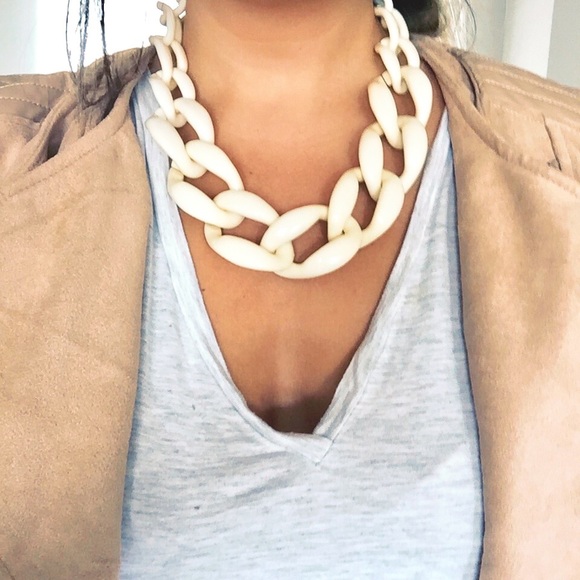 Jewelry - Cream chain link chunky statement necklace